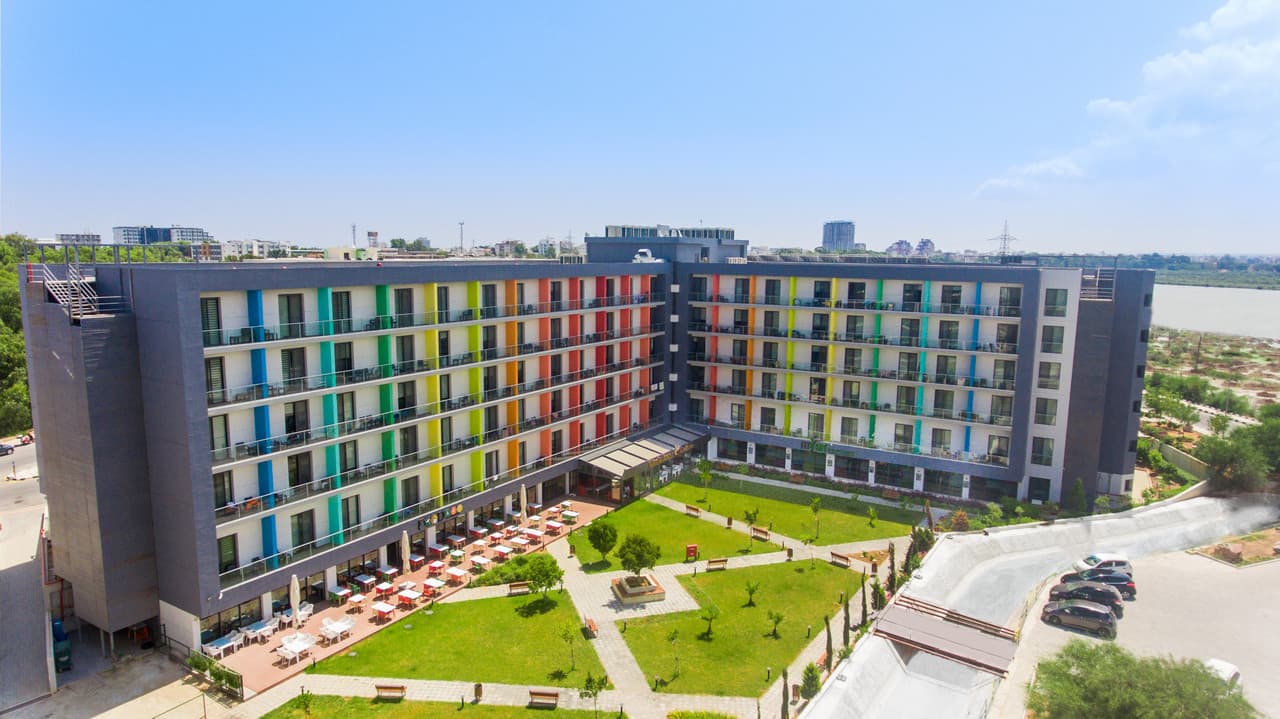 Popart Complex, Famagusta dans gecesi